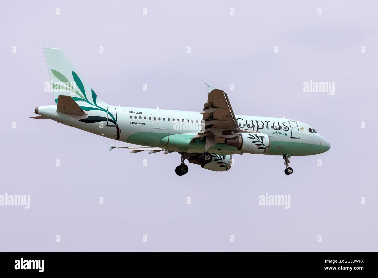 Cyprus Airways Airbus A319-114 (Reg.: 5B-DCW) Landebahn 31, Ankunft von Larnaca. Stockfoto