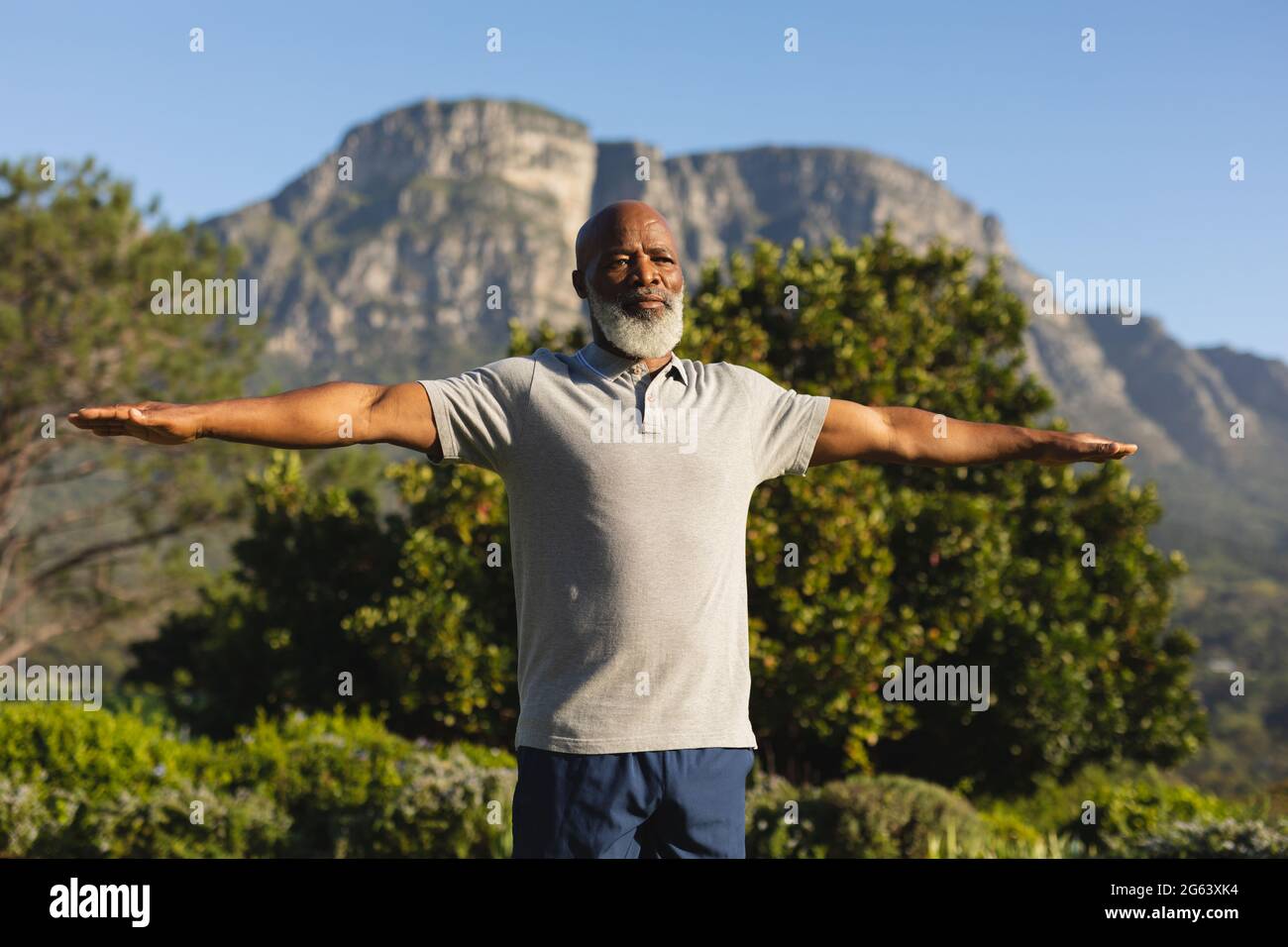 Älterer afroamerikanischer Mann, der in einer atemberaubenden Landschaft im Freien trainiert Stockfoto