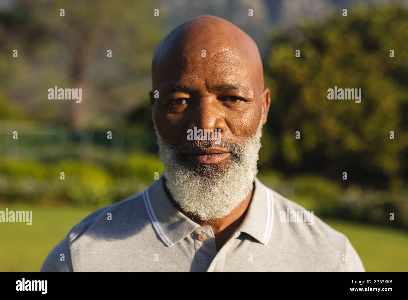 Porträt eines lächelnden älteren afroamerikanischen Mannes in einer atemberaubenden Landschaft Stockfoto