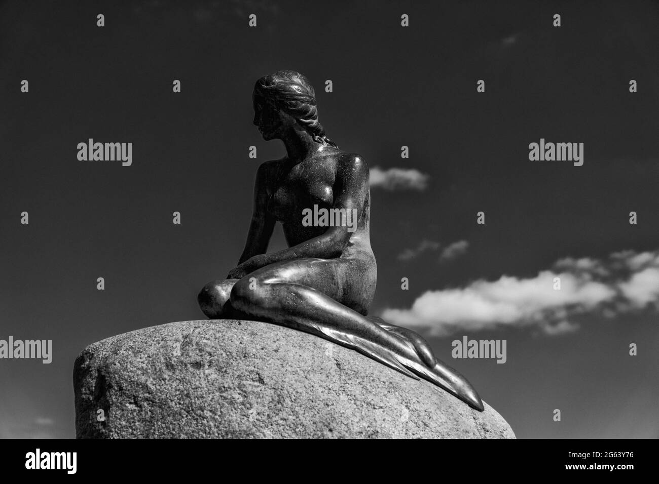 Kopenhagen, Dänemark - 13. Juni 2021: Blick auf die kleine Meerjungfrau-Statue auf der Langelinie Promenade im Hafen von Kopenhagen Stockfoto
