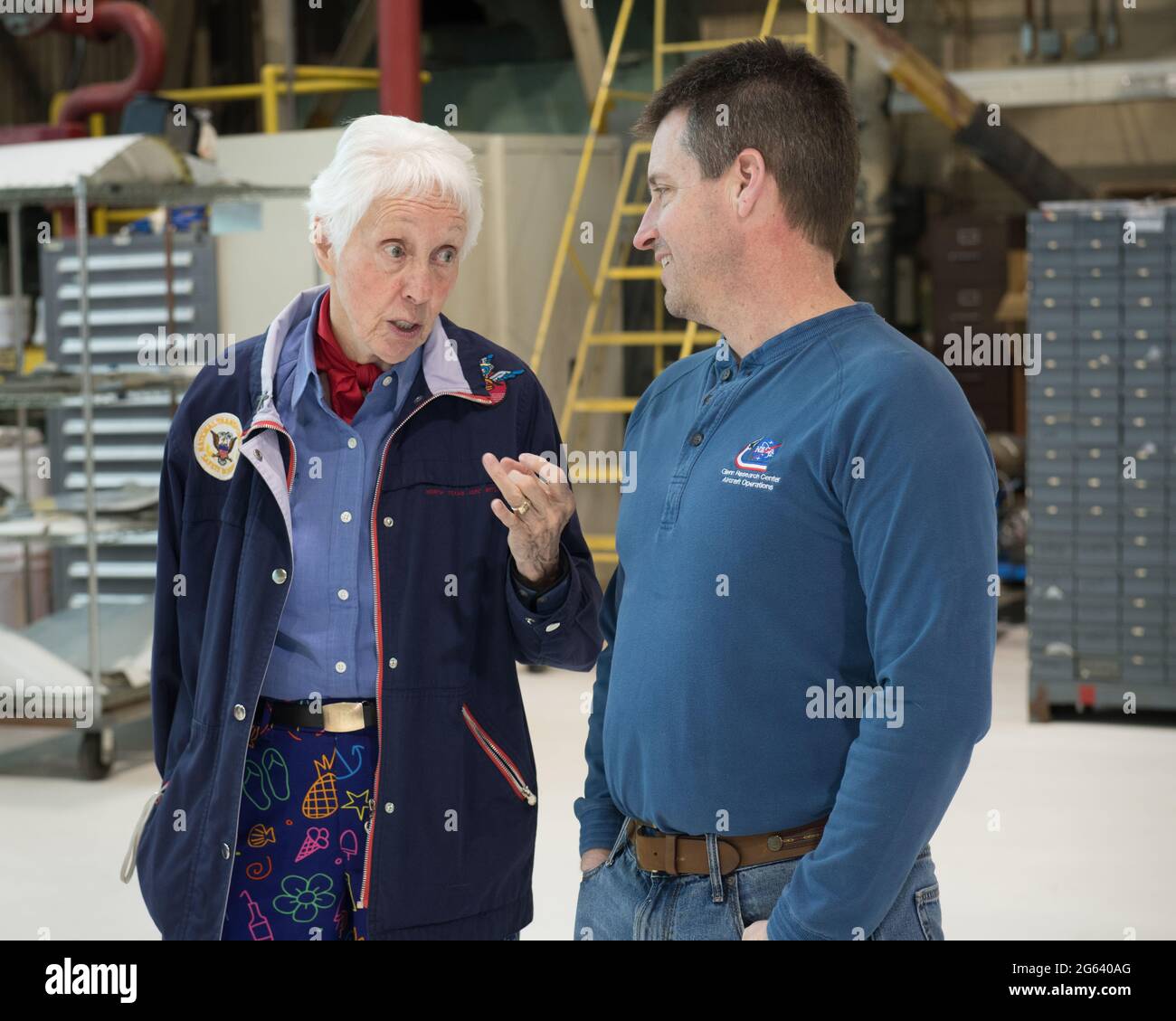 CLEVELAND, OHIO, USA - 29. März 2019 - Besuch des Glenn Research Center im Lewis Field von Mercury 13 Astronaut Trainee, Wally Funk. Hier abgebildet mit J Stockfoto