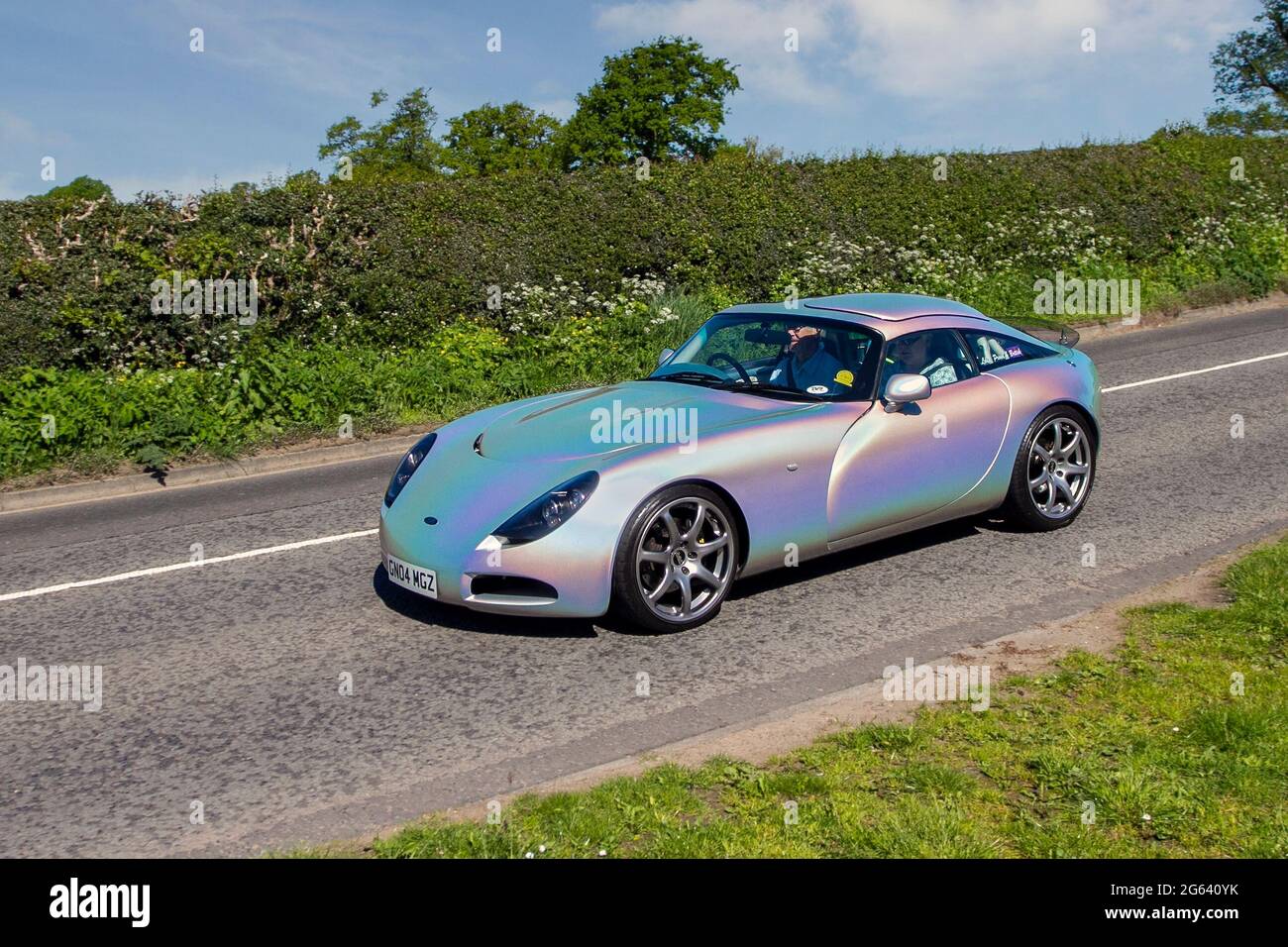 2004 Spectraflair Silver British TVR 5-Gang-Schaltgetriebe 3605 ccm Benzincoupé, unterwegs zur Capesthorne Hall Classic Car Show im Mai, Cheshire, UKlightweight Sportwagen, leistungsstarke Motoren, britische Handarbeit, Open Sport Stockfoto