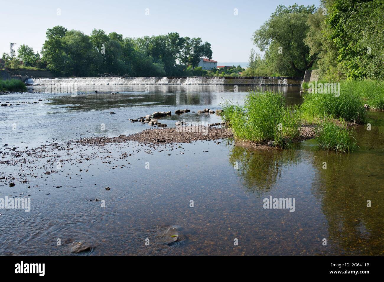 Fluss Ohre im Sommer. Tschechische Republik. Stockfoto