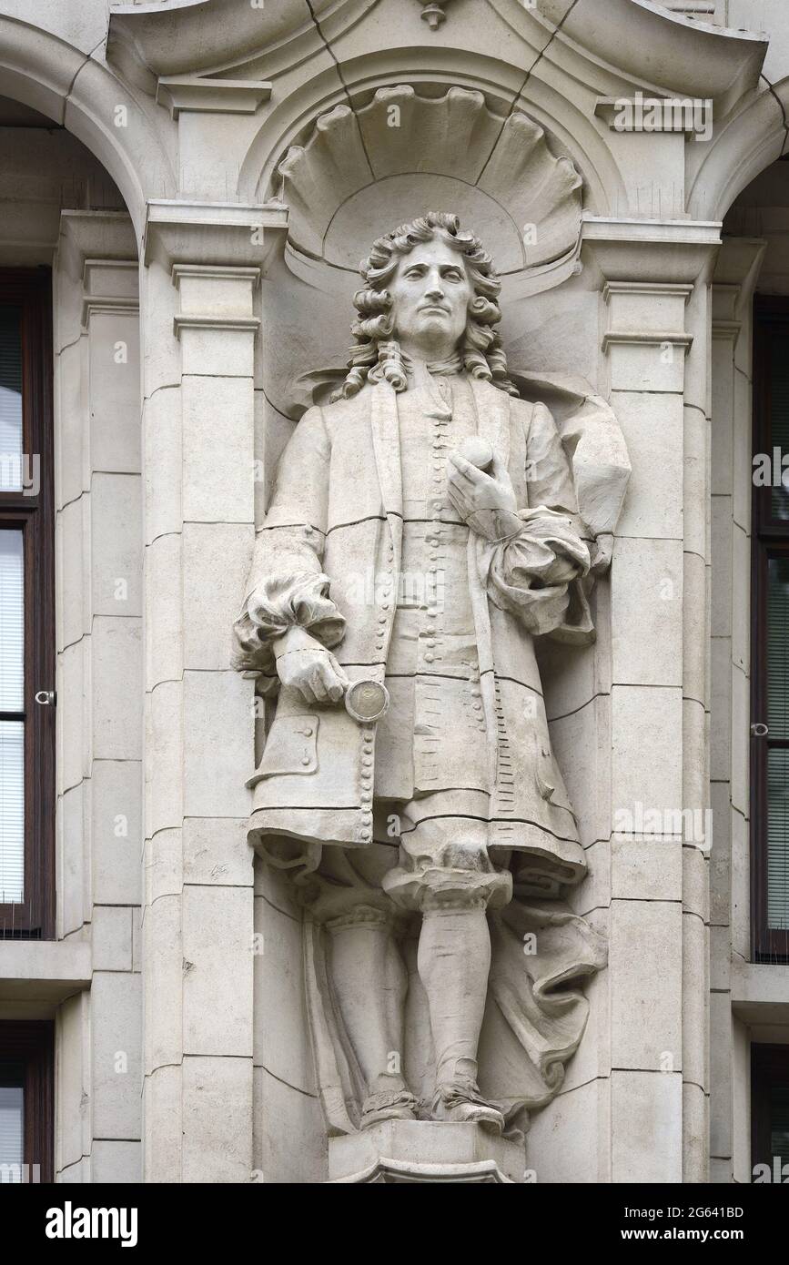 London, England, Großbritannien. Statue von Thomas Tompion (Uhrmacher) von Abraham Broadbent, an der Fassade der Exhibition Road des Victoria and Albert Museums, Kens Stockfoto