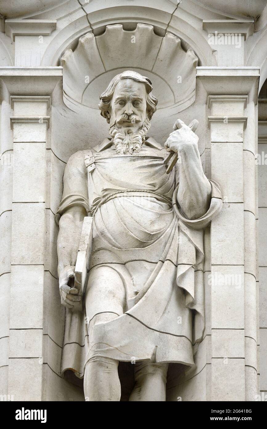 London, England, Großbritannien. Statue von Thomas Chippendale (Möbelhersteller) von Albert Hodge, an der Fassade der Exhibition Road des Victoria and Albert Museums, Stockfoto