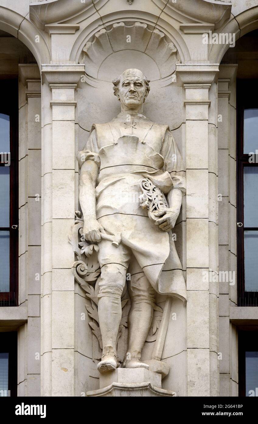 London, England, Großbritannien. Statue von Huntingdon Shaw (smith) von Abraham Broadbent, an der Fassade der Exhibition Road des Victoria and Albert Museums, Kensingt Stockfoto