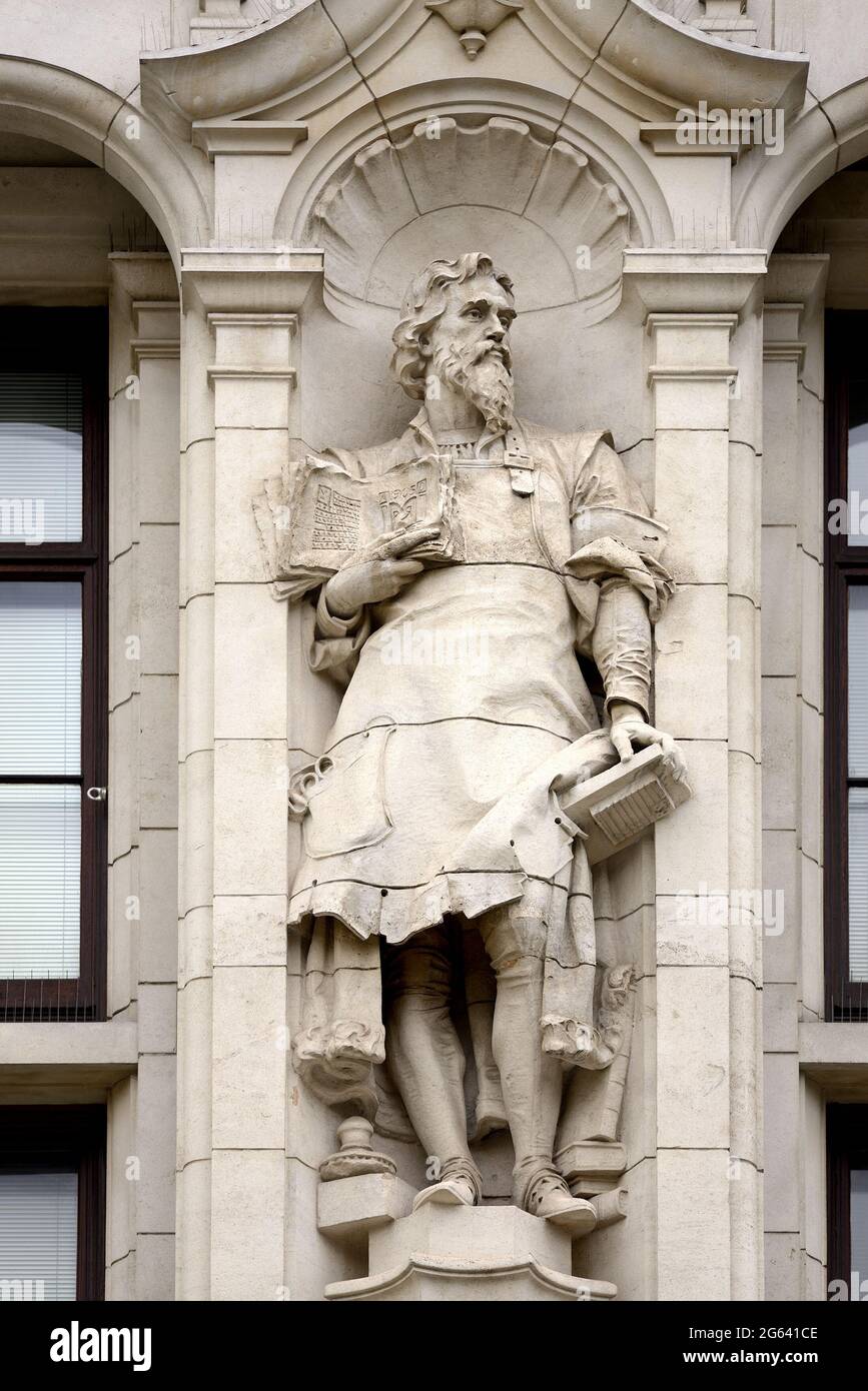 London, England, Großbritannien. Statue von William Caxton (Drucker) von P. R. Montford, an der Fassade der Exhibition Road des Victoria and Albert Museum, Kensington Stockfoto