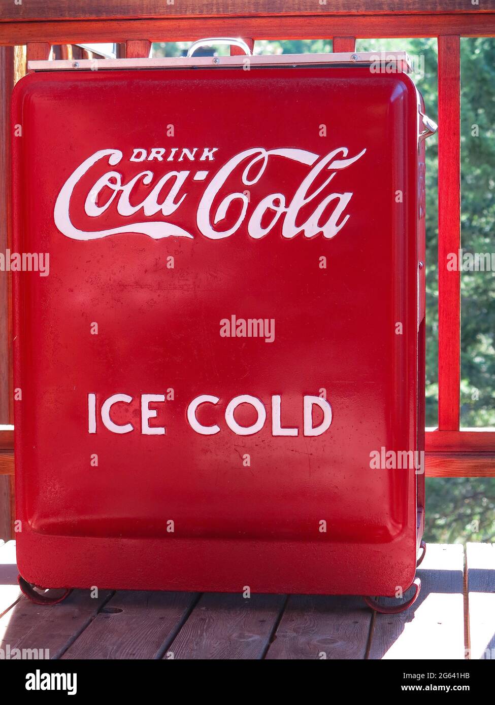 Kokskühlschrank im Retro-Stil mit dem Coca-Cola-Logo Stockfoto