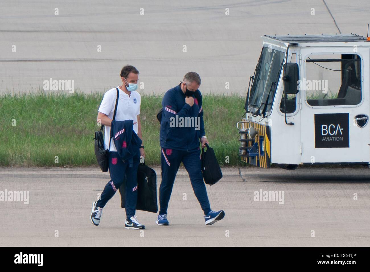 Der englische Manager Gareth Southgate fährt auf der Asphaltbahn an Bord des Flugzeugs, als das englische Team den Flughafen Birmingham verlässt und nach Rom fährt, wo es morgen (Samstag, 3. Juli) im Viertelfinale der Euro 2020 der Ukraine gegenübersteht. Bilddatum: Freitag, 2. Juli 2021. Stockfoto