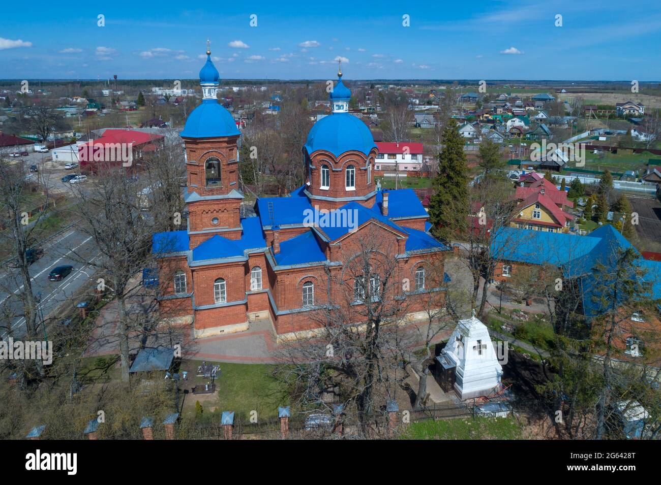 Die alte Kirche der Geburt der seligen Jungfrau Maria an einem sonnigen Maitag. Das Dorf Roschdestveno. Leningrad. Russland Stockfoto