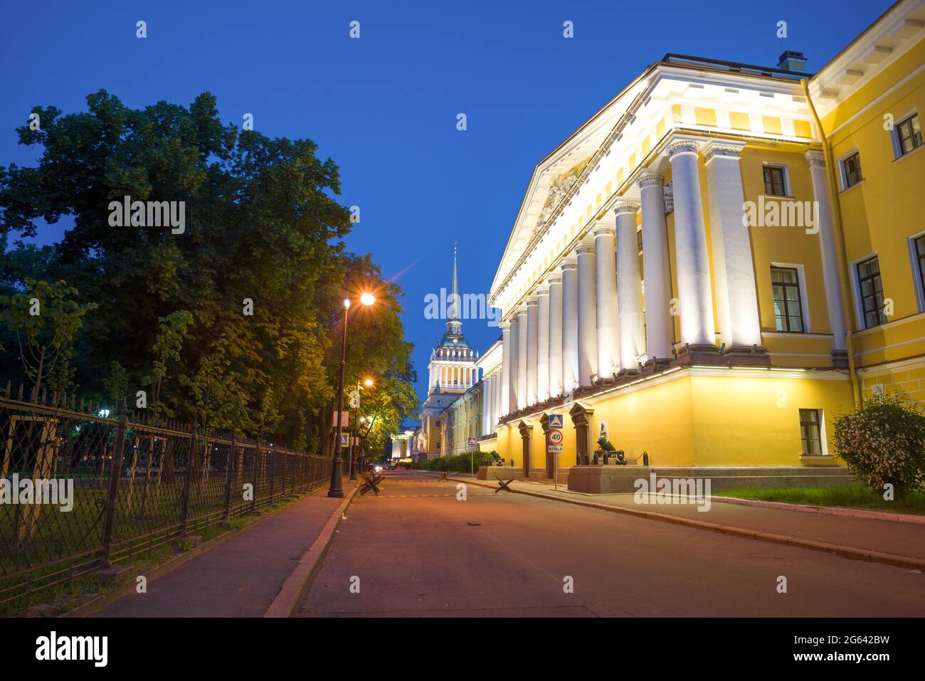 SANKT PETERSBURG, RUSSLAND - 06. JULI 2015: Das alte Gebäude der Admiralität in der Nacht Beleuchtung in einer Julinacht. Stockfoto