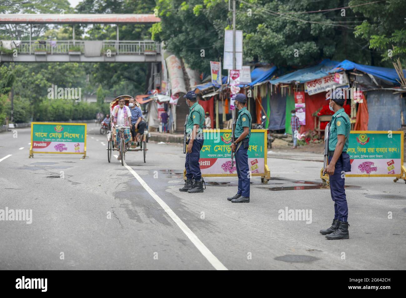 Dhaka, Bangladesch. Juli 2021. Die Polizei patrouilliert in der Dhaka Street, als die Regierung von Bangladesch eine landesweite Sperre verhängte, um die Ausbreitung des neuartigen Coronavirus einzudämmen, in Dhaka, Bangladesch, 2. Juli 2021. Die Behörden Bangladeschs verhängten eine Woche lang die landesweite Sperre, die aufgrund der zunehmenden Coronavirus-Infektionen und der Todesfälle durch Coronavirus im Land immer häufiger durchgeführt wurde. Foto von Kanti das Suvra/ABACAPRESS.COM Quelle: Abaca Press/Alamy Live News Stockfoto