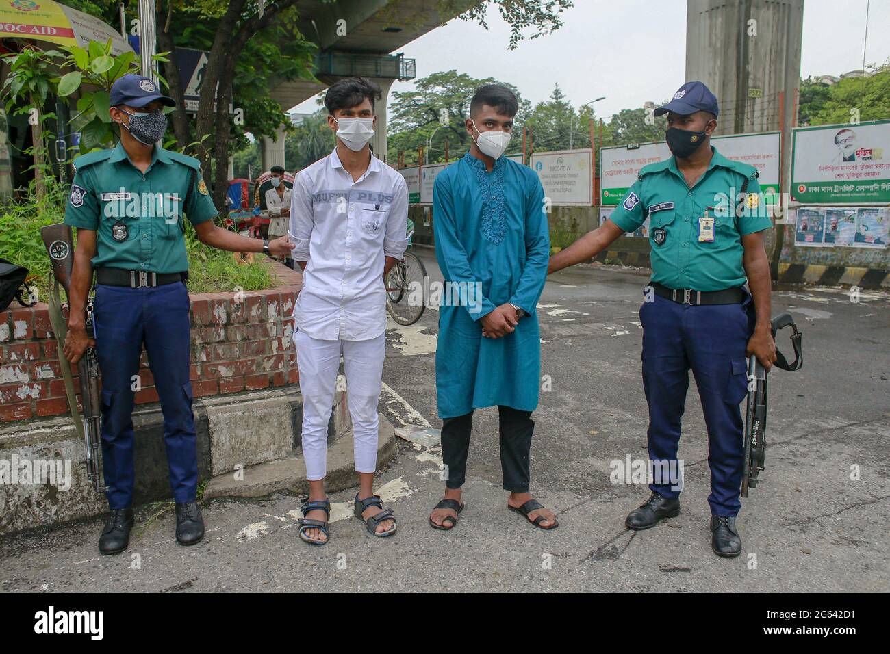 Dhaka, Bangladesch. Juli 2021. Die Polizei stellt Menschen auf, die sich den Lockdown-Beschränkungen widersetzen, in Dhaka, Bangladesch, 2. Juli 2021. Die Behörden Bangladeschs verhängten eine Woche lang die landesweite Sperre, die aufgrund der zunehmenden Coronavirus-Infektionen und der Todesfälle durch Coronavirus im Land immer häufiger durchgeführt wurde. Foto von Kanti das Suvra/ABACAPRESS.COM Quelle: Abaca Press/Alamy Live News Stockfoto