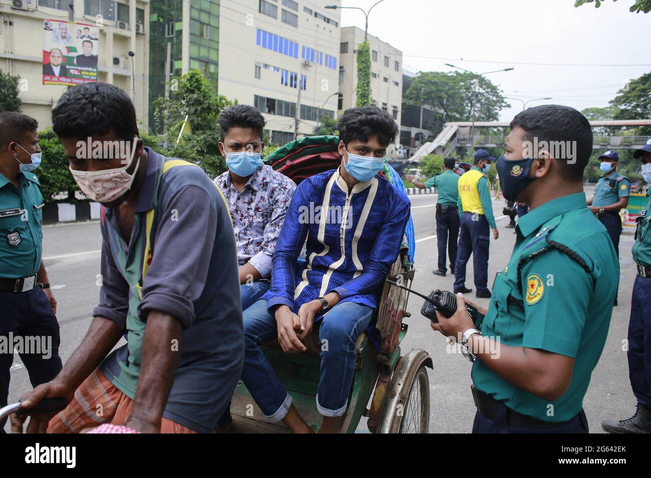 Dhaka, Bangladesch. Juli 2021. Die Polizei patrouilliert in der Dhaka Street, als die Regierung von Bangladesch eine landesweite Sperre verhängte, um die Ausbreitung des neuartigen Coronavirus einzudämmen, in Dhaka, Bangladesch, 2. Juli 2021. Die Behörden Bangladeschs verhängten eine Woche lang die landesweite Sperre, die aufgrund der zunehmenden Coronavirus-Infektionen und der Todesfälle durch Coronavirus im Land immer häufiger durchgeführt wurde. Foto von Kanti das Suvra/ABACAPRESS.COM Quelle: Abaca Press/Alamy Live News Stockfoto