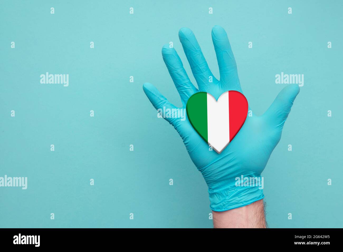 Italien Gesundheit Herz. Krankenschwester Hand hält Land Herz Flagge Stockfoto