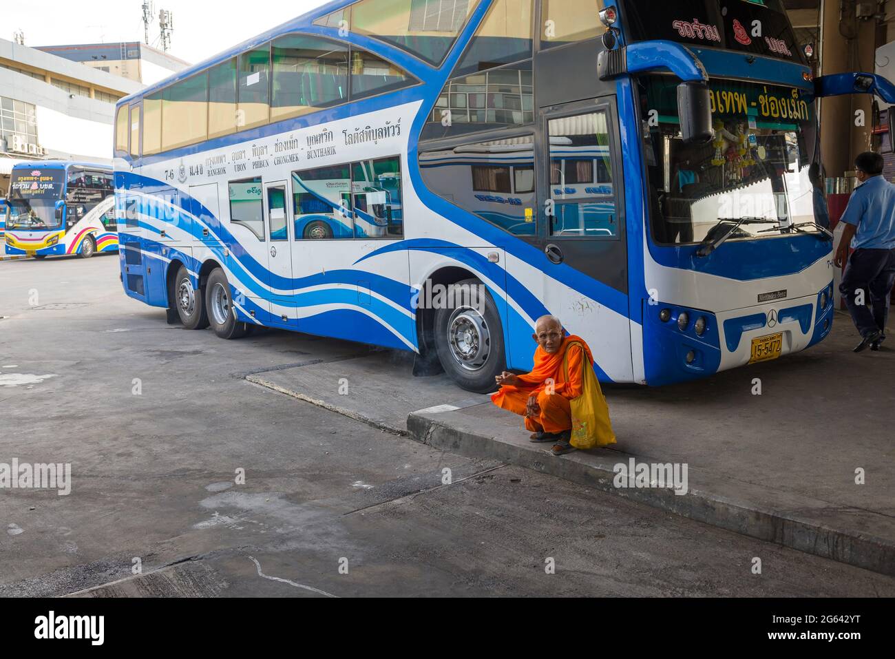 BANGKOK, THAILAND - 14. DEZEMBER 2018: Ein edly buddhistischer Mönch wartet auf den Intercity-Bus am North Bus Terminal Stockfoto