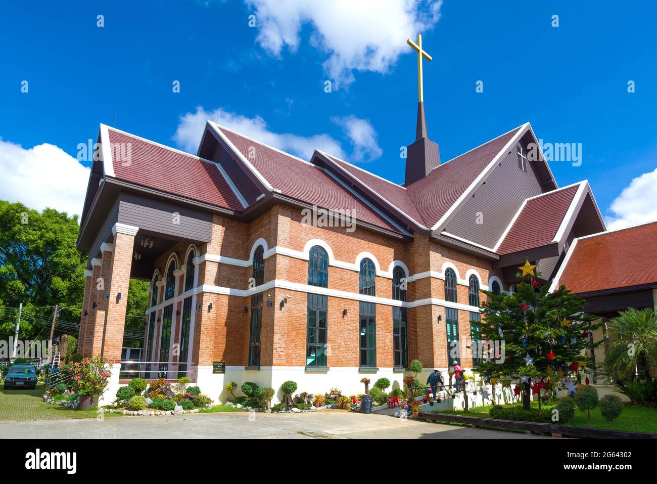 CHIANG RAY, THAILAND - 15. DEZ 2018: Bau der ersten christlichen Kirche an einem sonnigen Tag Stockfoto