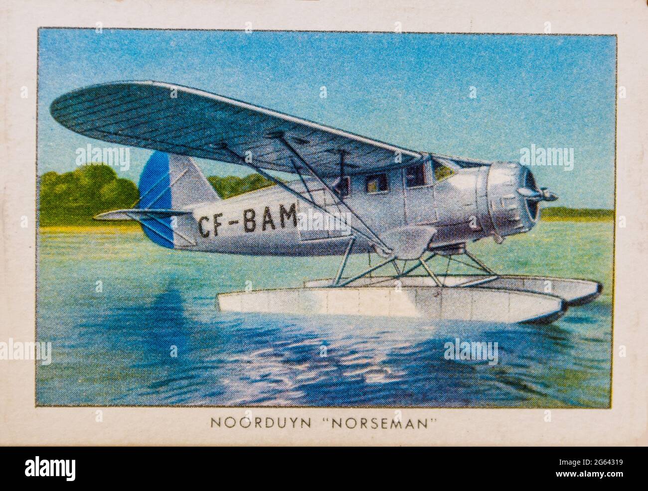 Eine Noordyn Norseman, die für die kanadische Wildnis entworfen wurde, auf einer Wings-Zigarettenkarte aus einem Set des Veteranen der US Navy, der um den Globus gereist ist. Stockfoto