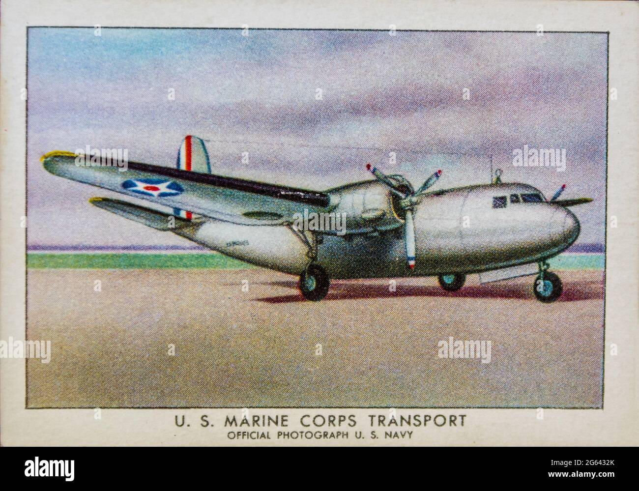 Ein Douglas R3D-2 Transport auf einer Zigarettenkarte von Battered Wings aus einem Set des Veteranen der US Navy aus dem 2. Weltkrieg, der um den Globus reiste. Stockfoto