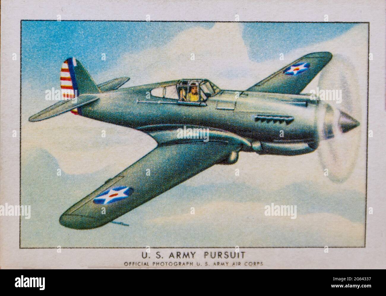Curtiss P-40 Warhawk neu, als diese Karte 1940 eine Wings-Zigarettenkarte aus einem Set im Besitz von US-Navy-Veteran, der um die Welt gereist war, ausgestellt wurde. Stockfoto