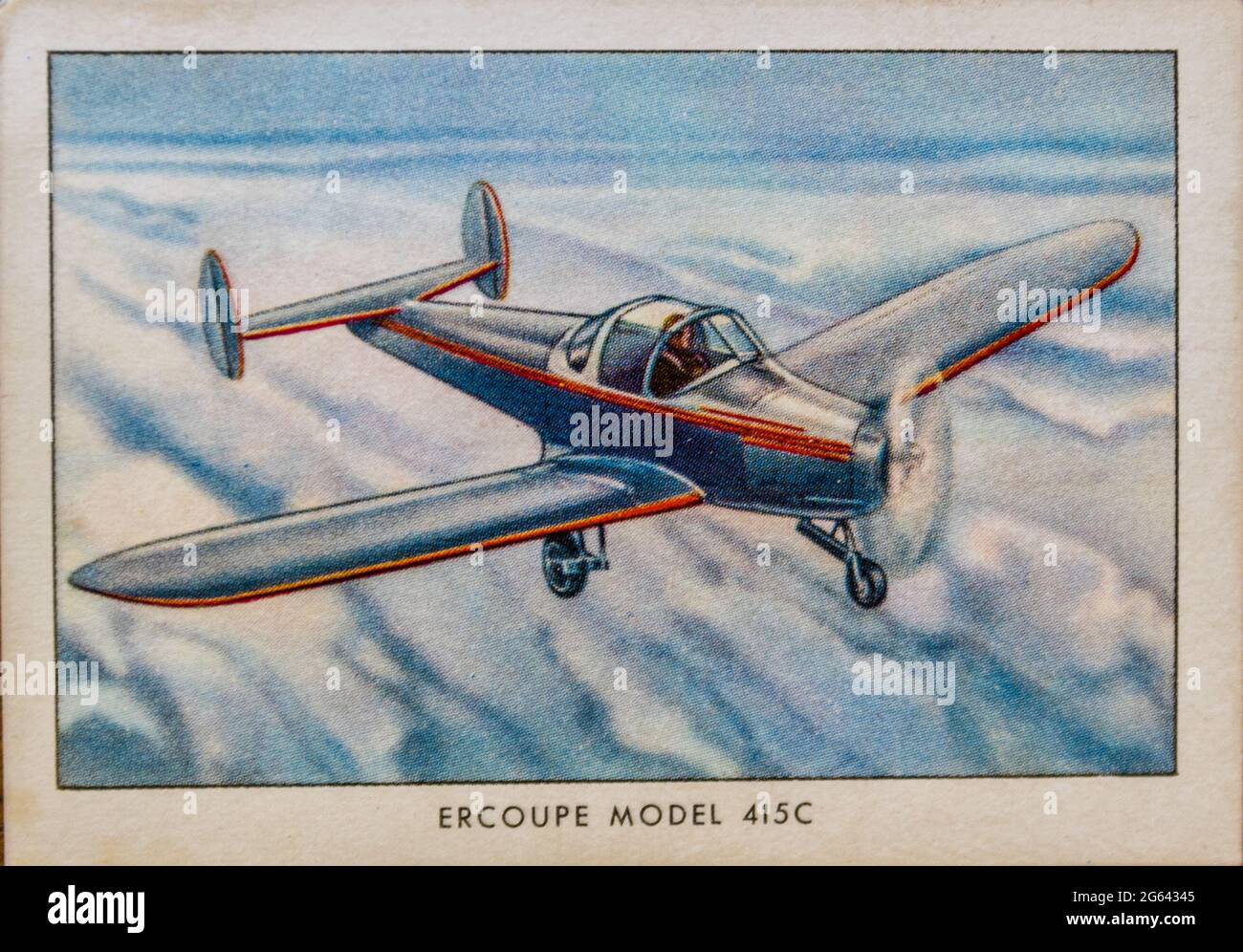 Ein Ercoupé-Flugzeug auf einer Zigarettenkarte von Battered Wings aus einem Set des Veteranen der US Navy, der um den Globus gereist ist. Stockfoto
