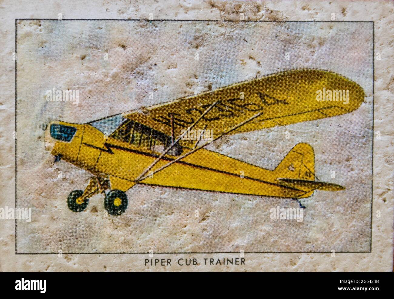 Ein Piper Cub-Trainer auf einer Zigarettenkarte von Battered Wings aus einem Set des Veteranen der US-Marine aus dem Zweiten Weltkrieg, der um den Globus gereist ist. Stockfoto