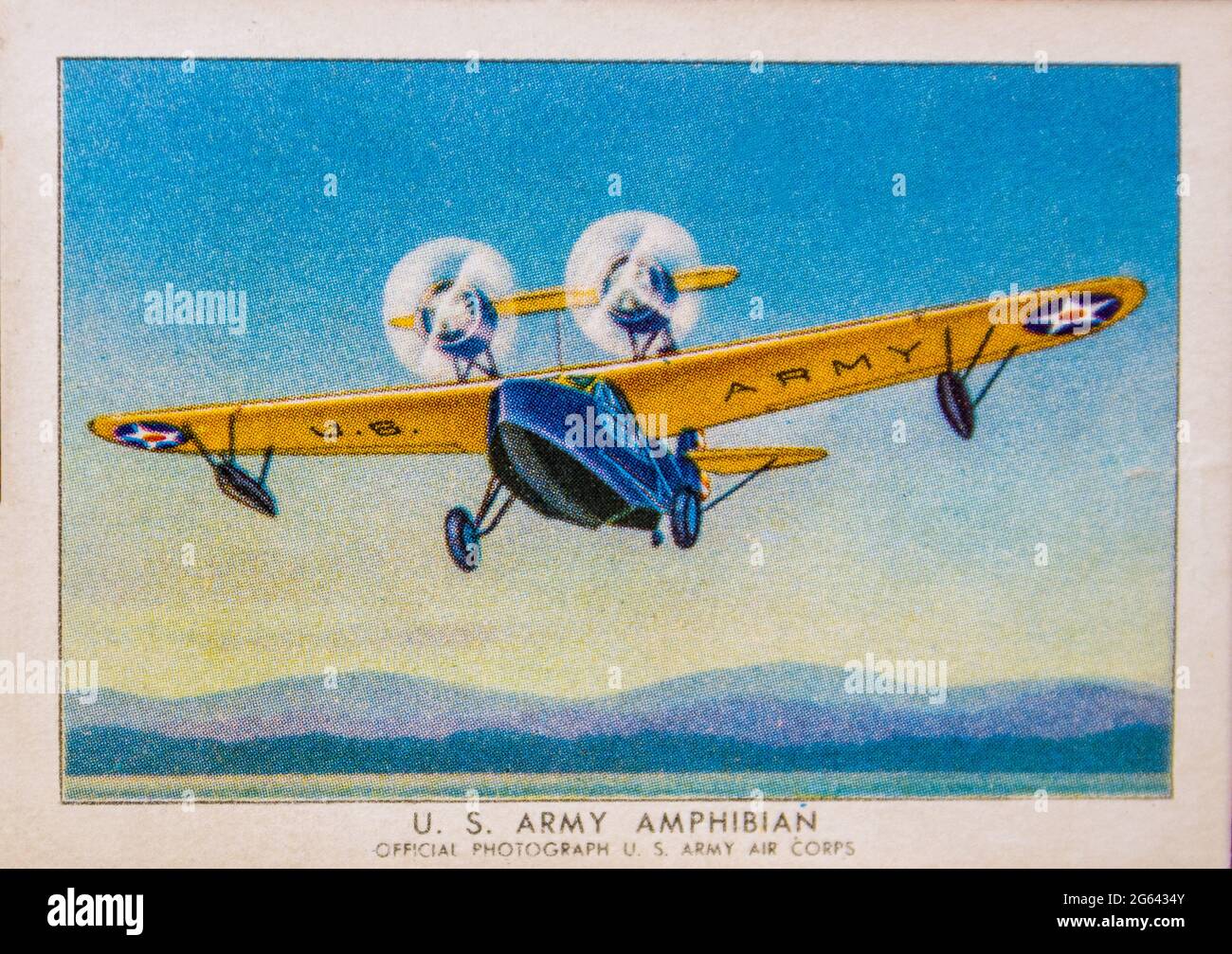 Ein Douglas OA-3 Amphiban auf einer Wings-Zigarettenkarte aus einem Set, das sich im Besitz eines Veteranen der US Navy befindet, der um den Globus gereist ist. Stockfoto