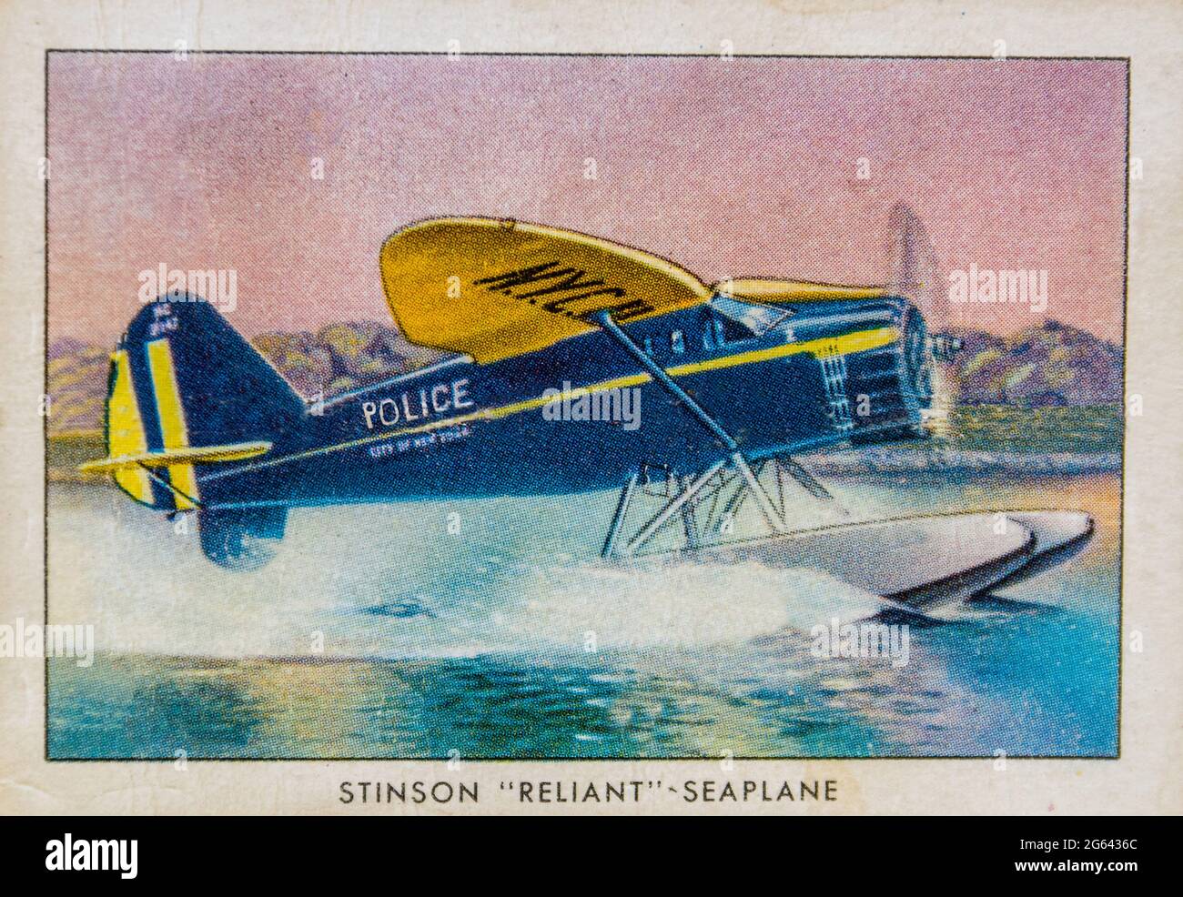 Ein Stinson, der auf eine Wings-Zigarettenkarte eines Sets eines Veteranen der US Navy angewiesen ist, der um den Globus gereist ist. Stockfoto