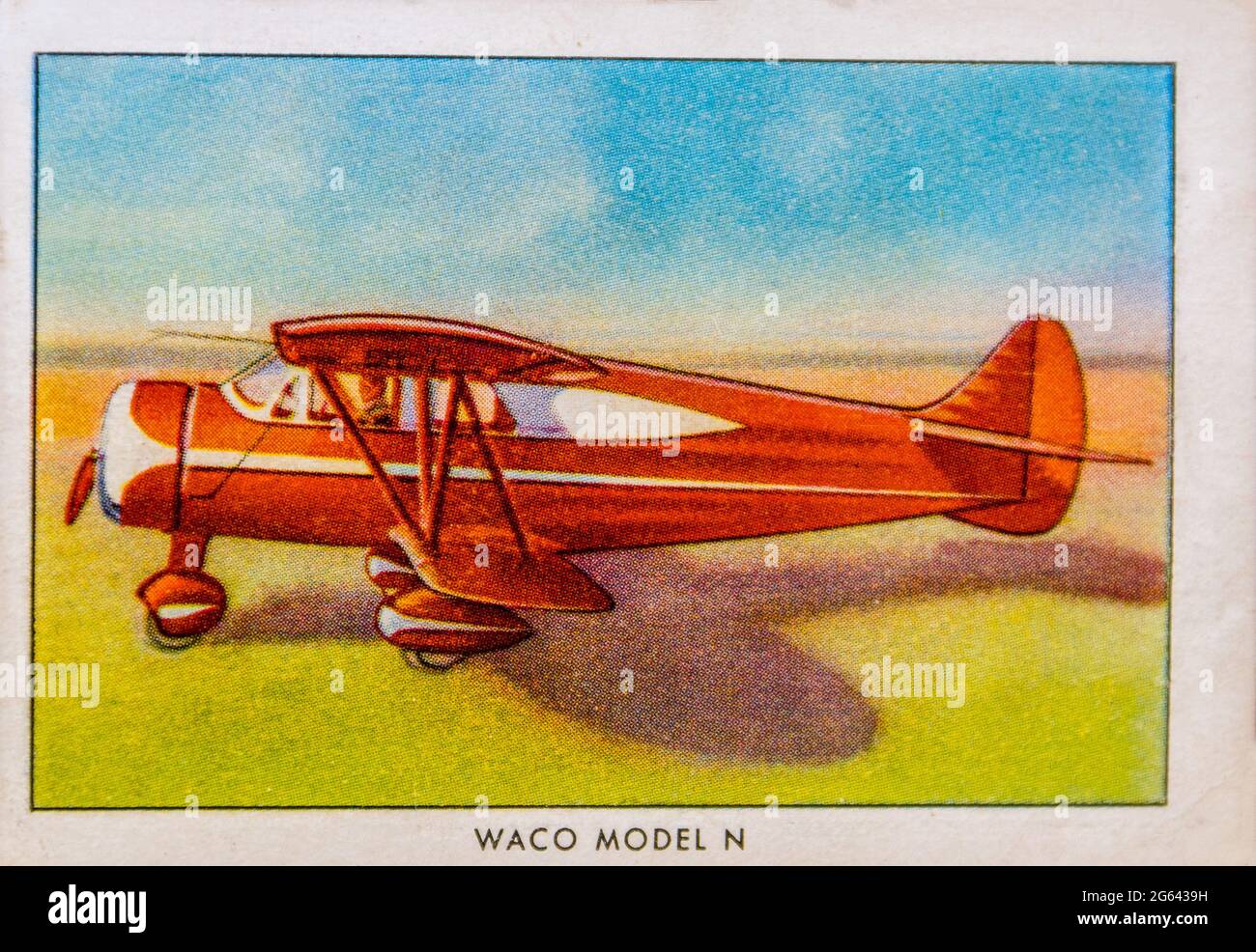 Ein Waco Model N auf einer Zigarettenkarte von Battered Wings aus einem Set des Veteranen der US Navy, der um den Globus gereist ist. Stockfoto