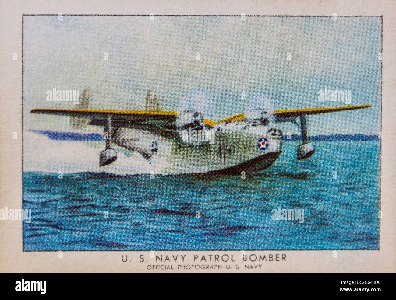 Ein PBM-Flugzeug von Martin auf einer Zigarettenkarte von Battered Wings aus einem Set des Veteranen der US Navy, der um den Globus gereist ist. Stockfoto