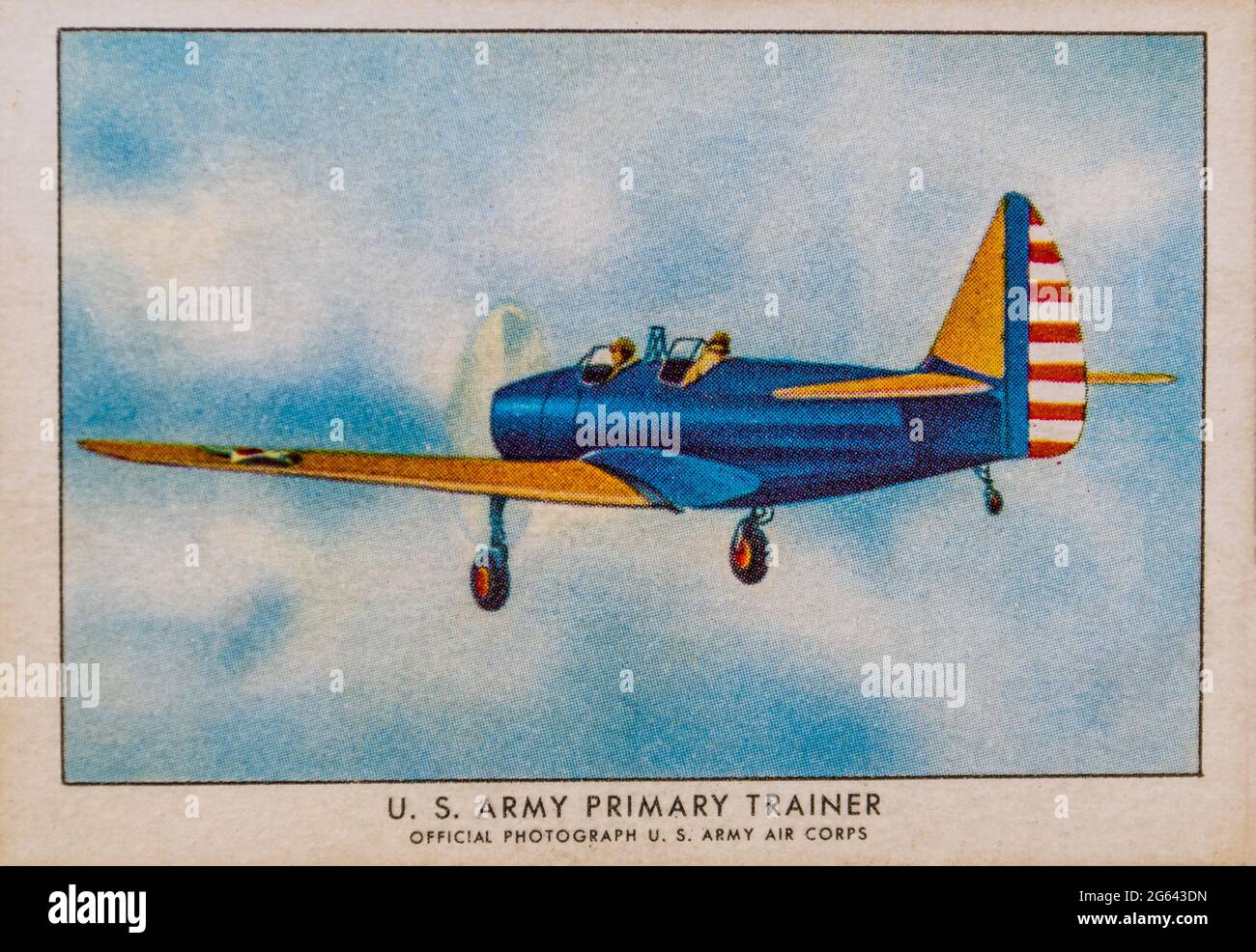 Ein Fairchild PT-19 Trainer auf einer Wings Zigarettenkarte aus einem Set des Veteranen der US Navy, der um den Globus gereist ist. Stockfoto