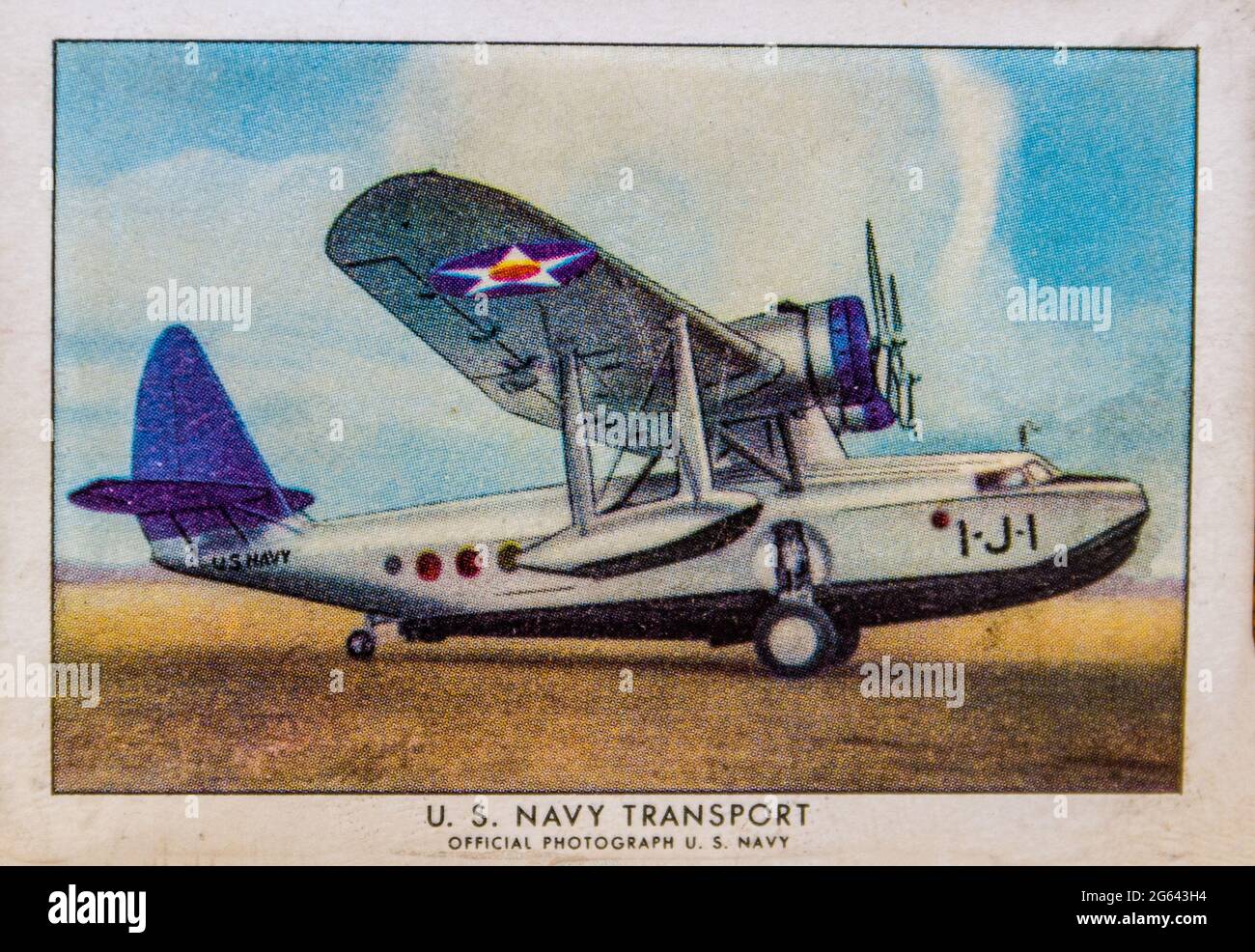 Ein Sikorsky S-43 Navy transportiert auf einer Wings-Zigarettenkarte einen Satz von einem Veteran der US Navy, der um den Globus gereist ist. Stockfoto