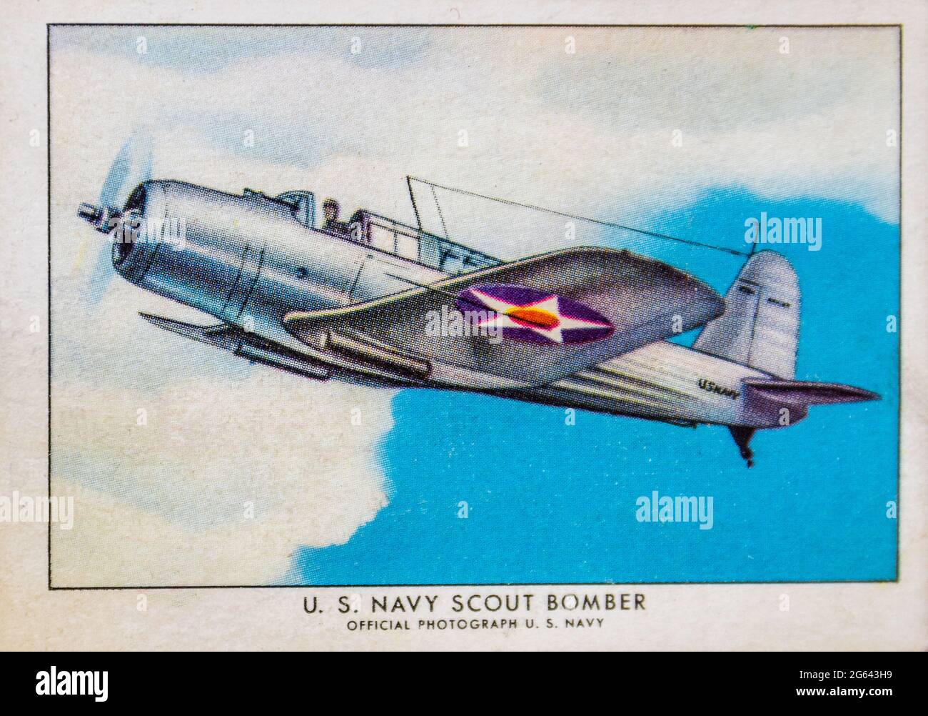 Ein Vought Sikorsky SB2U-1-Flugzeug auf einer Wings-Zigarettenkarte aus einem Set des Veteranen der US-Marine, der um den Globus gereist ist. Stockfoto