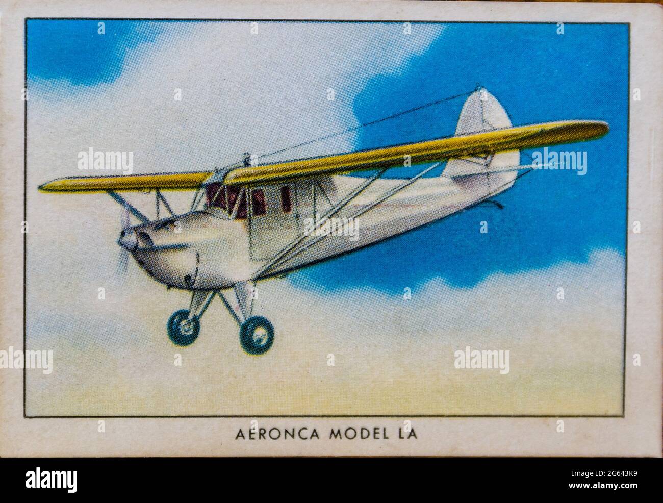Ein Aeronca Model LA auf einer Zigarettenkarte von Battered Wings aus einem Set des Veteranen der US Navy, der um die Welt gereist ist. Stockfoto