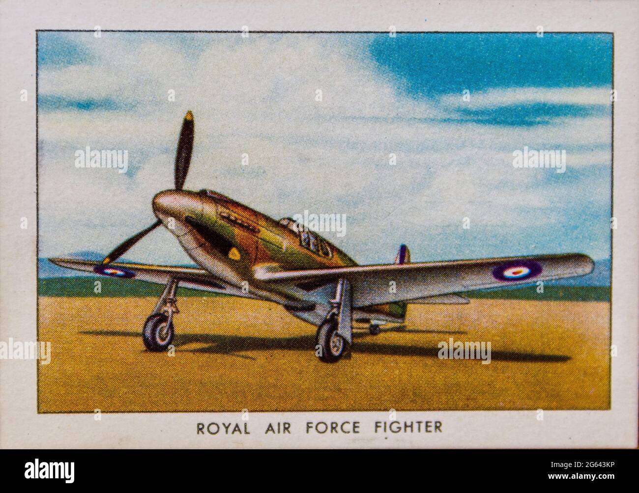 Ein nordamerikanischer P-51 Mustang auf einer Zigarettenkarte von Battered Wings aus einem Set, das dem Veteran der US Navy gehörte, der um den Globus gereist war. Stockfoto