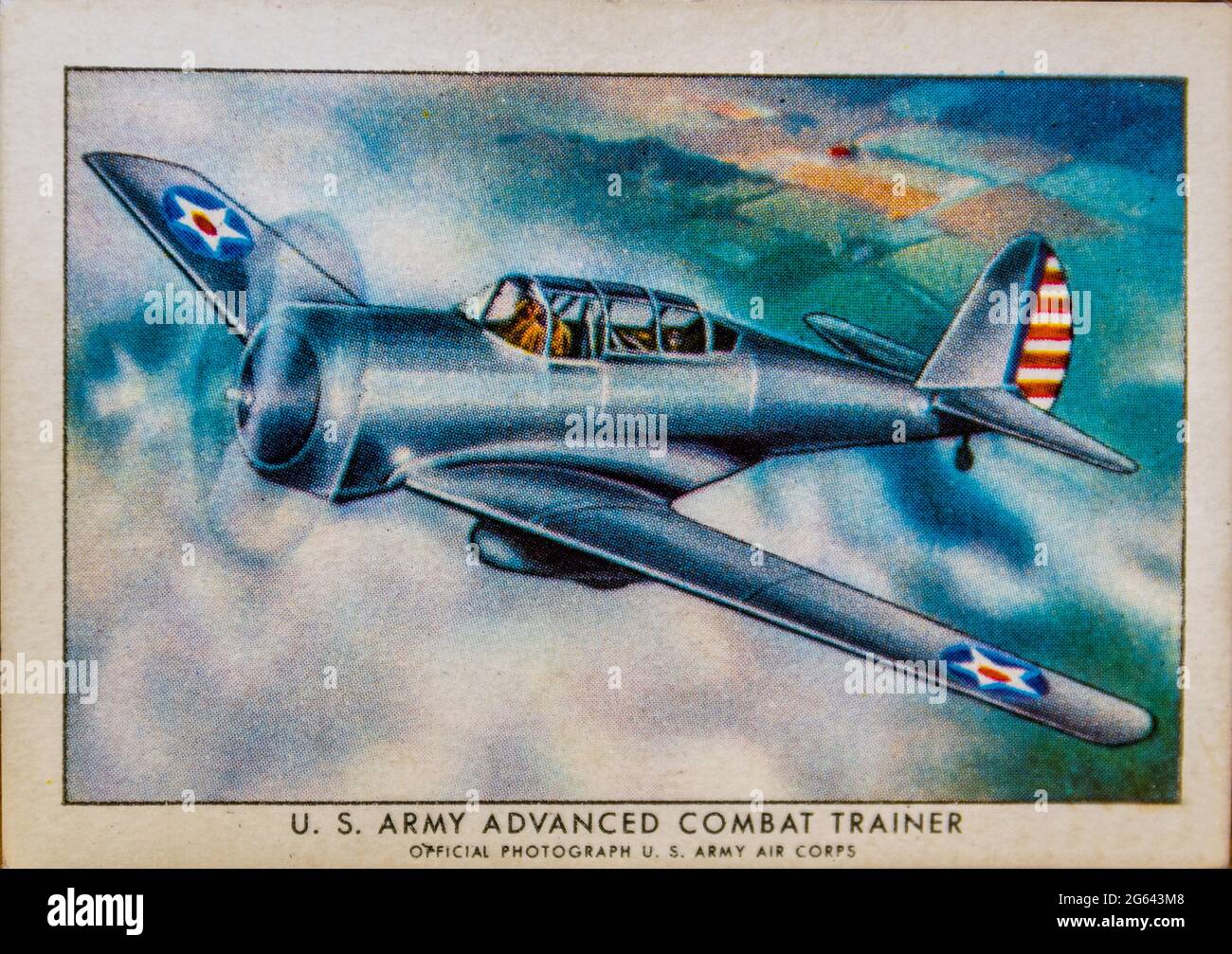 Ein Curtis Falcon 22-Trainerflugzeug auf einer Zigarettenkarte von Battered Wings aus einem Set, das im Besitz eines Veteranen der US-Marine ist, der um den Globus gereist ist. Stockfoto