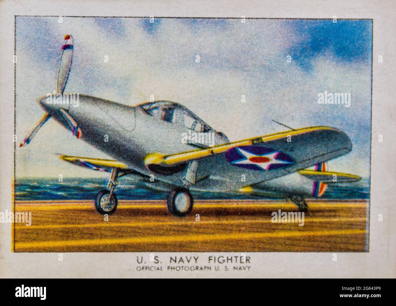 Ein Flugzeug der Bell FL-1 auf einer Zigarettenkarte von Battered Wings aus einem Set, das sich im Besitz eines Veteranen der US Navy befindet, der um den Globus gereist ist. Stockfoto