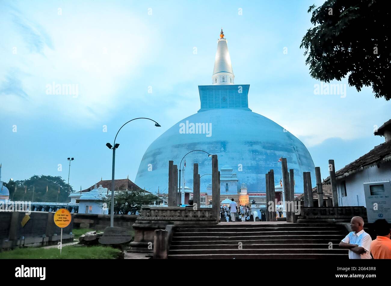 Ruwanwelisaya ist eine Stupa und eine hemisphäre Struktur, die Reliquien enthält, in Sri Lanka, die für viele Buddhisten auf der ganzen Welt als heilig angesehen wird.zwei qu Stockfoto