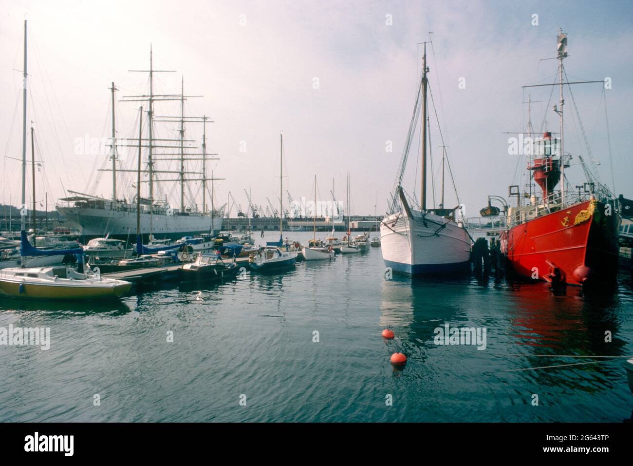 Hochschiffe, Leichtschiffe und andere Schiffe im Hafen 1975, Göteborg, Schweden Stockfoto