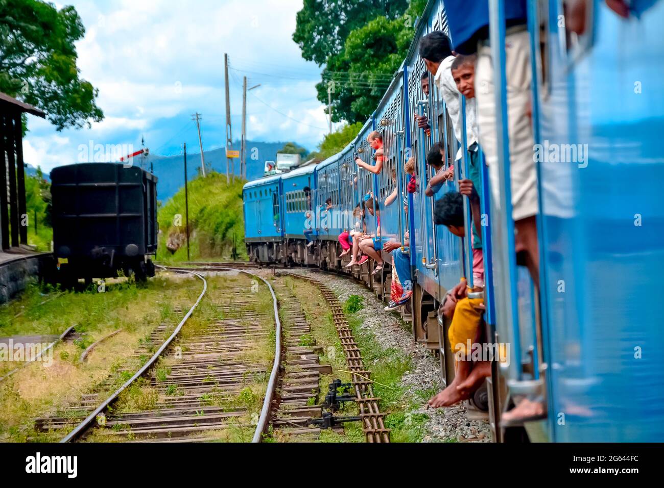 Touristen genießen Zugfahrt von Ella nach Kandy unter Teeplantagen im Hochland von Sri Lanka Stockfoto