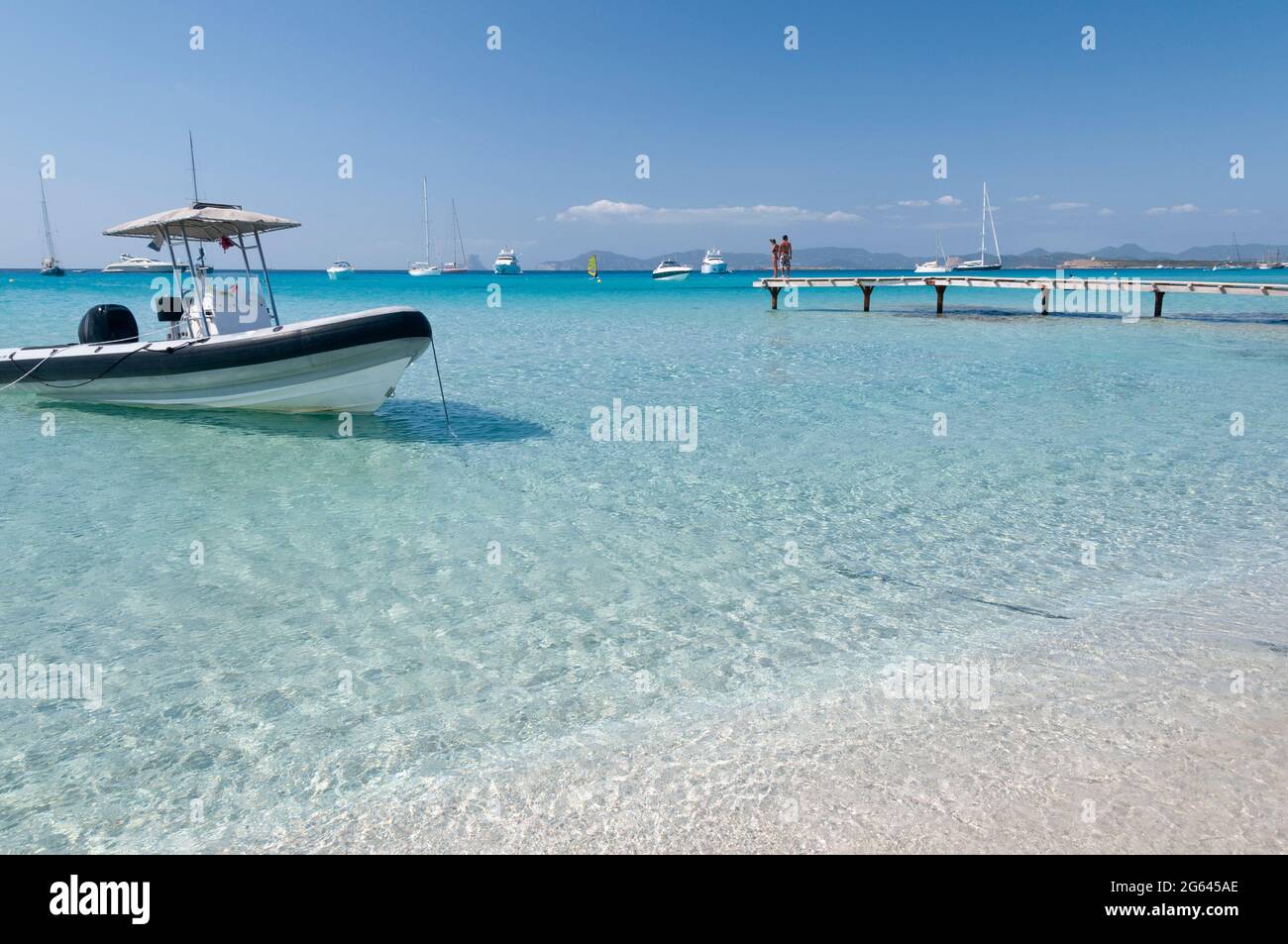 Der Strand von Illetes, die Insel Formentera in Spanien. Ein ausgezeichneter Landepunkt für Boote und Yachten. Reise- und Tourismuskonzept Stockfoto