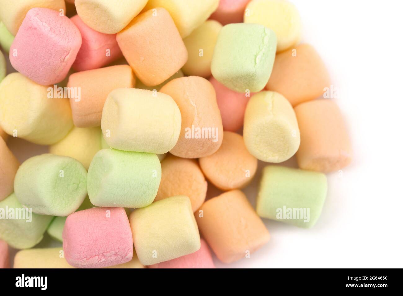 Ein Haufen von bunten Früchten aromatisiert Marshmallows auf weißem Hintergrund Stockfoto