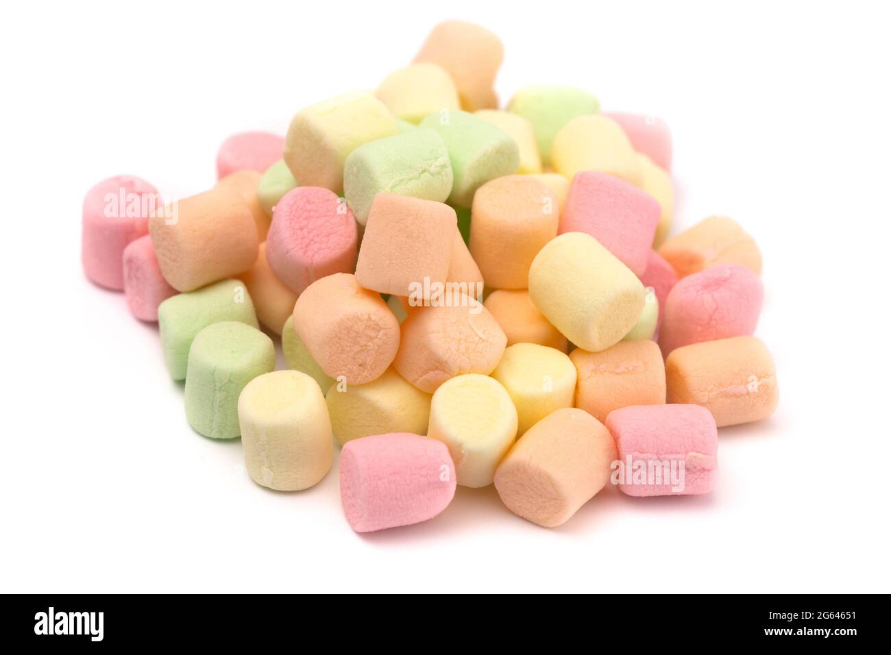 Ein Haufen von bunten Früchten aromatisiert Marshmallows auf weißem Hintergrund Stockfoto