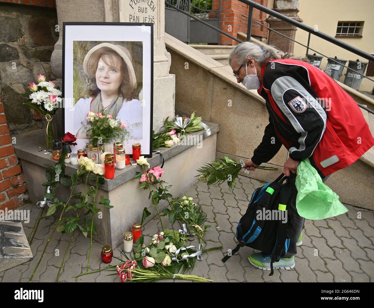 Slapanice, Tschechische Republik. Juli 2021. Requiem-Messe für die verstorbene Schauspielerin Libuse Safrankova in Slapanice, Tschechische Republik, 2. Juli 2021. Libuse Safrankova, international bekannt vor allem für ihre Titelrolle im beliebten Märchenfilm Three Gifts for Cinderella (Tri orisky pro Popelku, 1973), starb am 9. Juni 2021 im Alter von 68 Jahren. Quelle: Igor Zehl/CTK Photo/Alamy Live News Stockfoto