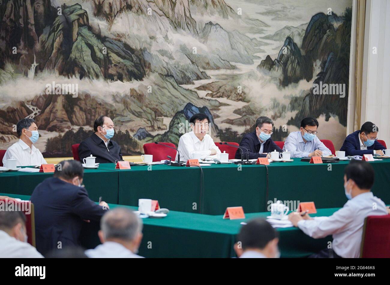 (210702) -- PEKING, 2. Juli 2021 (Xinhua) -- Wang Huning, Mitglied des Ständigen Ausschusses des Politbüros des Zentralkomitees der Kommunistischen Partei Chinas (KPCh) und Mitglied des Sekretariats des Zentralkomitees der KPCh, Teilnahme an einem hochrangigen theoretischen Seminar zum 100. Jahrestag der Gründung der CPC in Peking, der Hauptstadt Chinas, am 2. Juli 2021. Das zweitägige Seminar endete hier am Freitag. Sie wurde gemeinsam von der Abteilung für Öffentlichkeitsarbeit des Zentralkomitees der KPC, der Organisationsabteilung des Zentralkomitees der KPC und der Parteischule des Zentralkomitees der KPC veranstaltet Stockfoto (210702) -- PEKING, 2. Juli 2021 (Xinhua) -- Wang Huning, Mitglied des Ständigen Ausschusses des Politbüros des Zentralkomitees der Kommunistischen Partei Chinas (KPCh) und Mitglied des Sekretariats des Zentralkomitees der KPCh, Teilnahme an einem hochrangigen theoretischen Seminar zum 100. Jahrestag der Gründung der CPC in Peking, der Hauptstadt Chinas, am 2. Juli 2021. Das zweitägige Seminar endete hier am Freitag. Sie wurde gemeinsam von der Abteilung für Öffentlichkeitsarbeit des Zentralkomitees der KPC, der Organisationsabteilung des Zentralkomitees der KPC und der Parteischule des Zentralkomitees der KPC veranstaltet Stockfoto