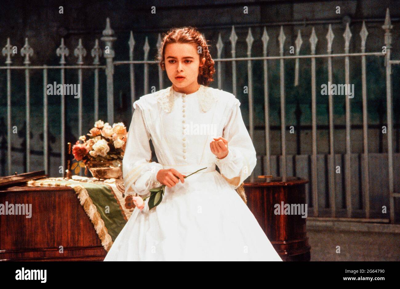 Helena Bonham-Carter (Anne Catherick / Laura Fairlie) in THE WOMAN IN WHITE von Melissa Murray im Greenwich Theatre, London SE10 05/12/1988 nach dem Roman von Wilkie Collins Design: Alexandra Byrne Beleuchtung: Mick Hughes Regie: Sue Dunderdale Stockfoto