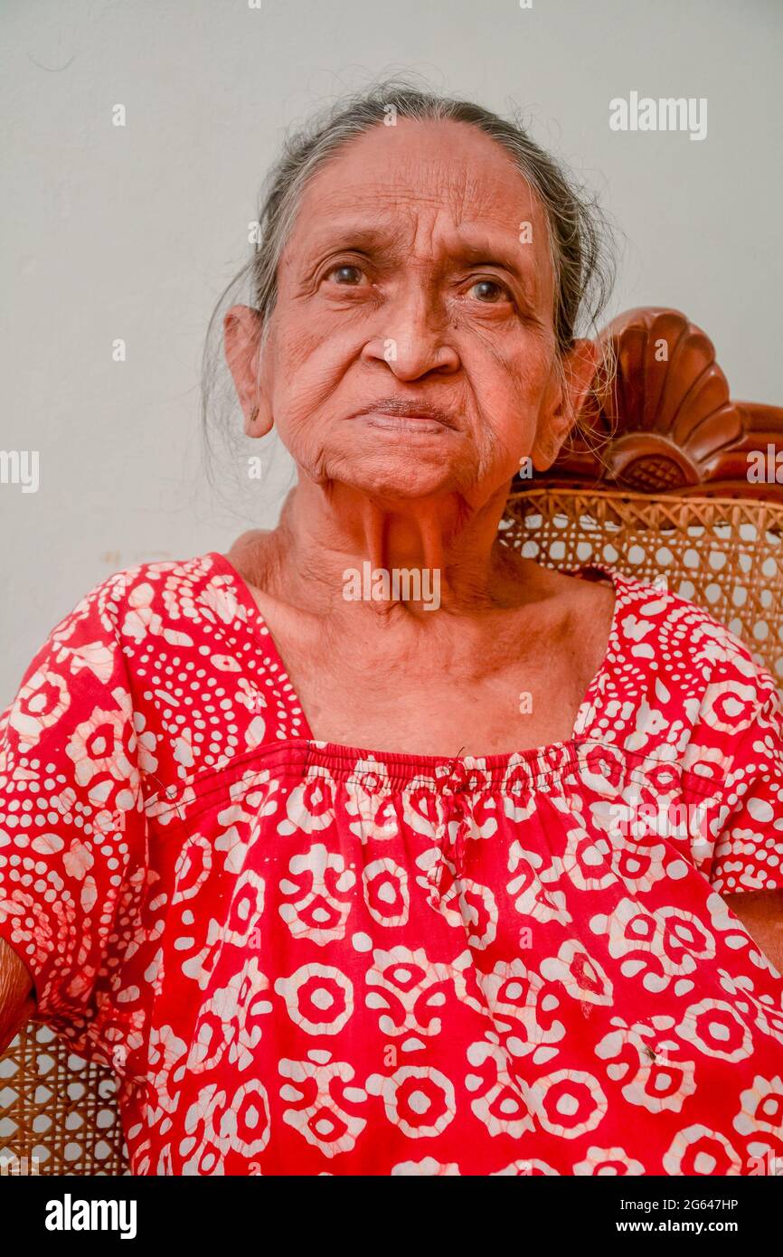 Porträt einer älteren Frau, die auf dem Stuhl sitzt.sri lanka, Asien Stockfoto