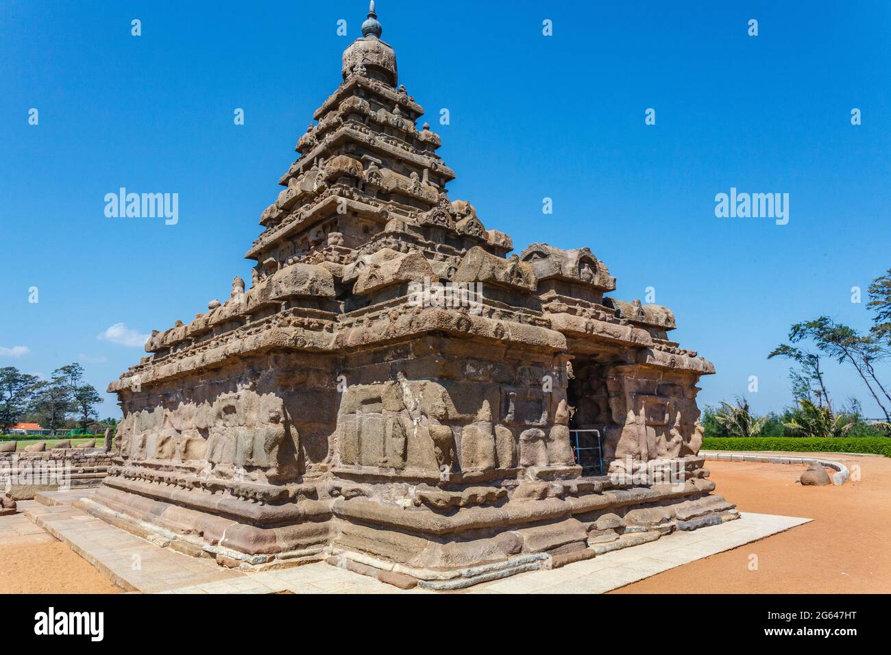 Außenansicht des Shore Temple Complex (Pallava-Dynastie) in Mamallapuram, Tamil Nadu, Südindien, Asien Stockfoto