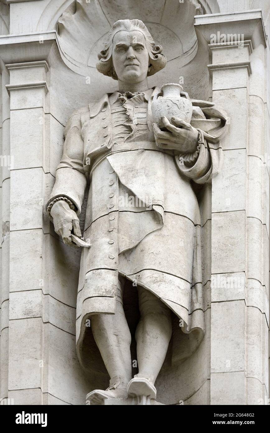 London, England, Großbritannien. Statue von Josiah Wedgwood (Töpferei) von Albert Hodge, an der Fassade der Exhibition Road des Victoria and Albert Museums Stockfoto