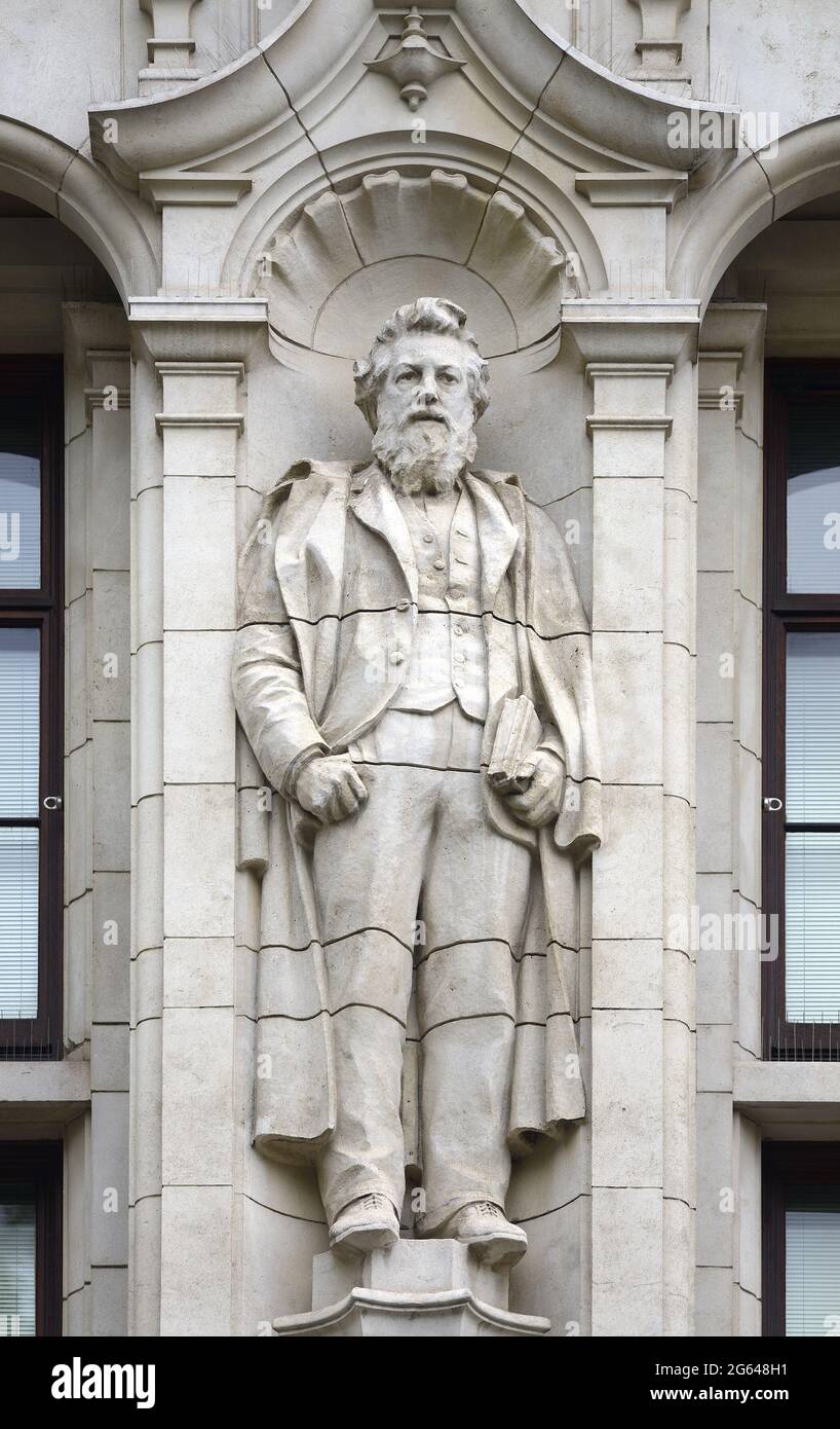 London, England, Großbritannien. Statue von William Morris (Kunsthandwerksdesigner) von A. G. Walker, an der Fassade der Exhibition Road des Victoria and Albert Museu Stockfoto